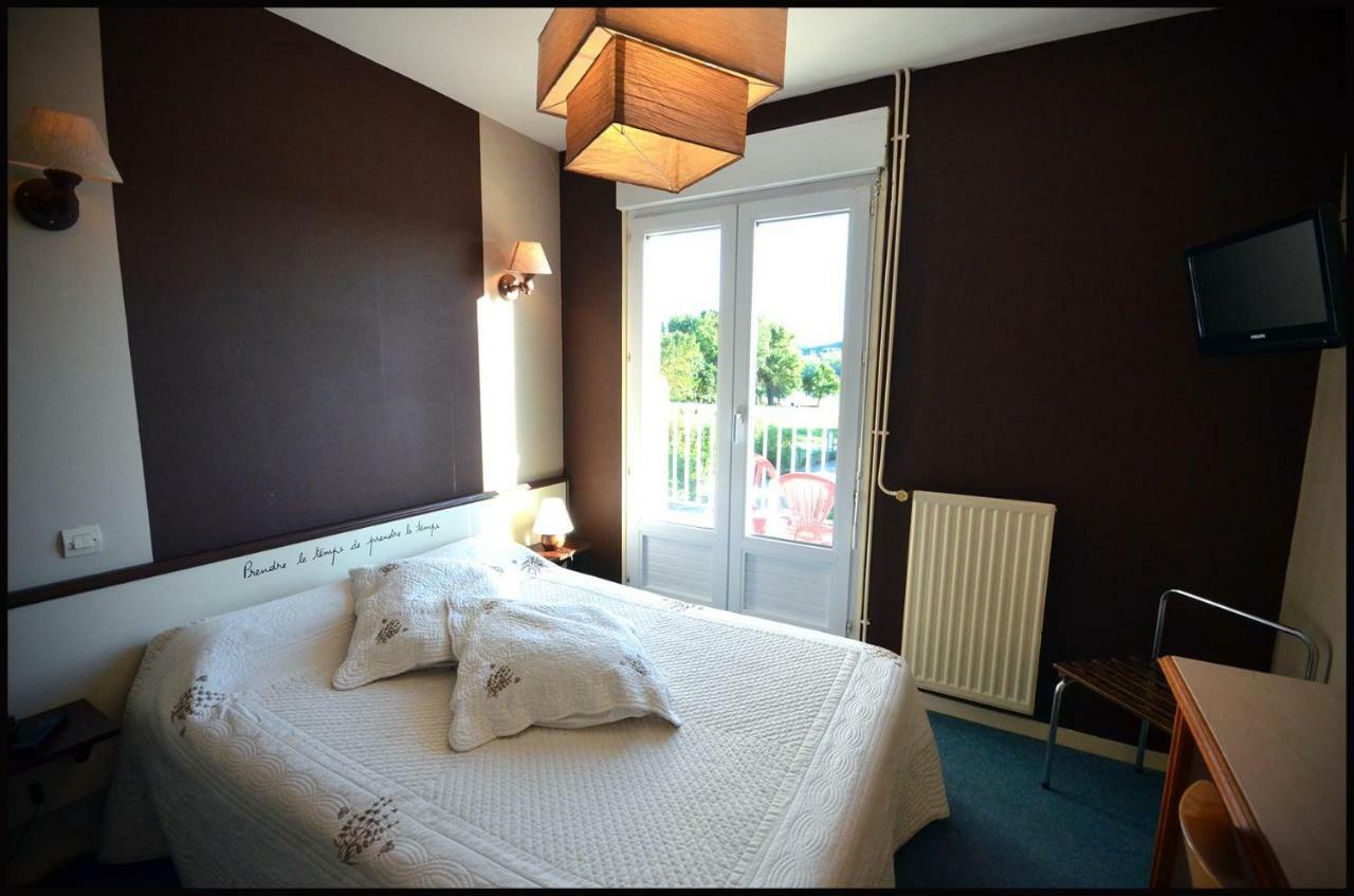 Au Bec Sale Hotel La Menitré Eksteriør billede