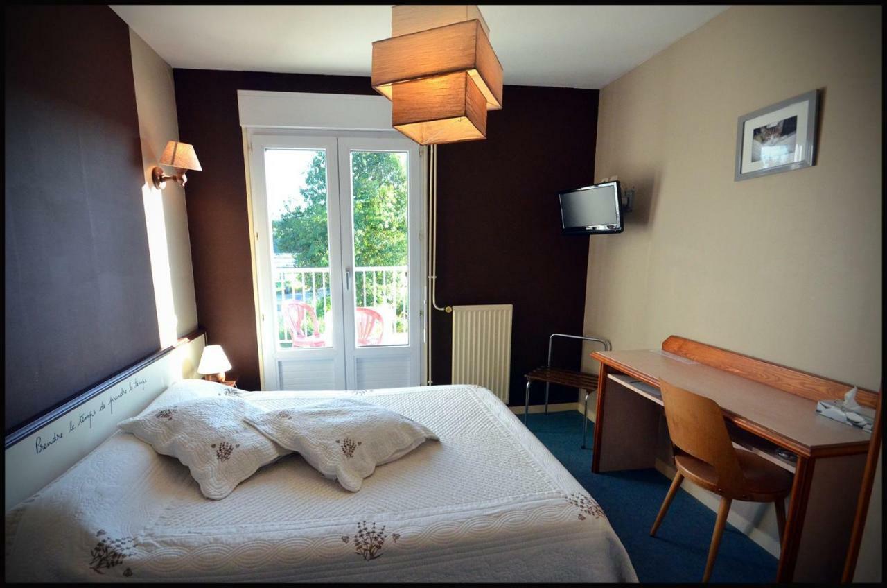 Au Bec Sale Hotel La Menitré Eksteriør billede