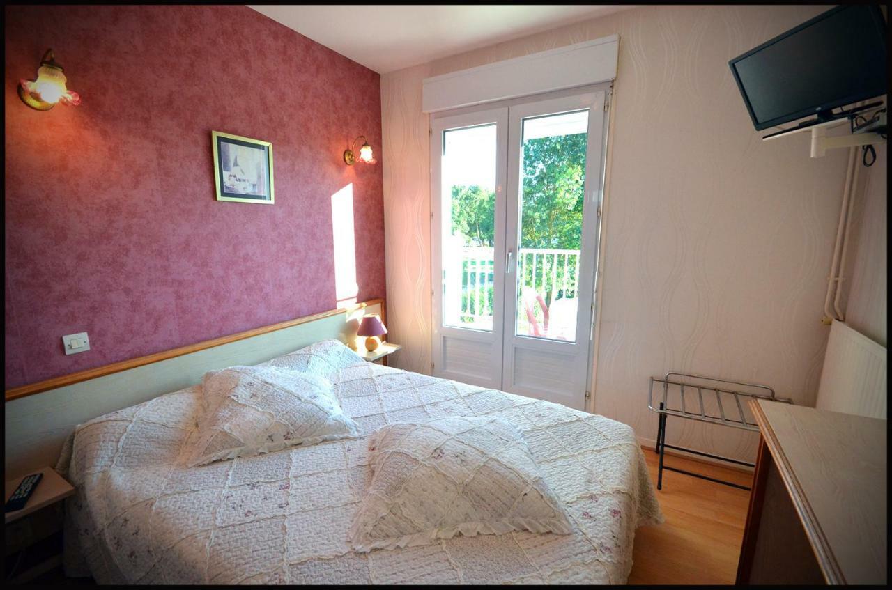Au Bec Sale Hotel La Menitré Eksteriør billede